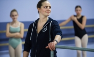 Maddy Graupmann teaches a ballet clss.